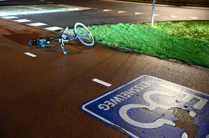 Een fietser raakte donderdagavond gewond bij een ongeval in Wierden. De veroorzaker reed door.