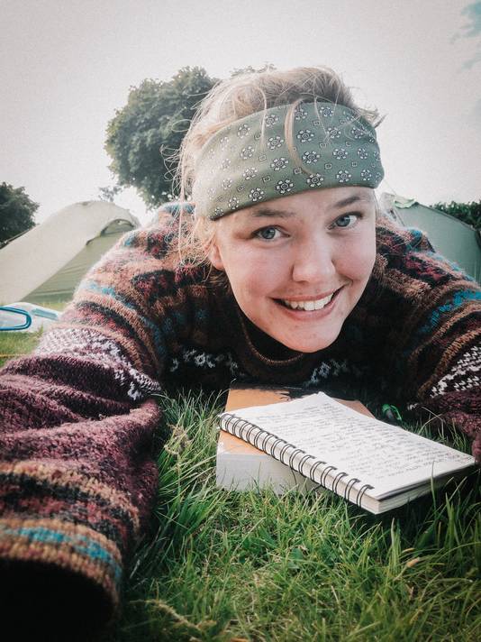 Paulien (28) couchsurft gewoonlijk, maar vanwege corona kampeerde ze afgelopen jaar bij mensen in de tuin.