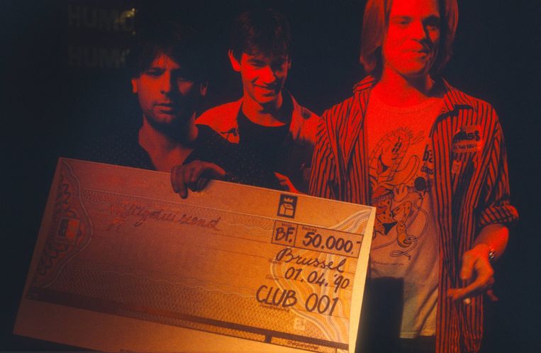 De drie groepsleden van Gorky met hun cheque van 50.000 Belgische frank voor hun derde plaats in Humo's Rock Rally Beeld Gie Knaeps