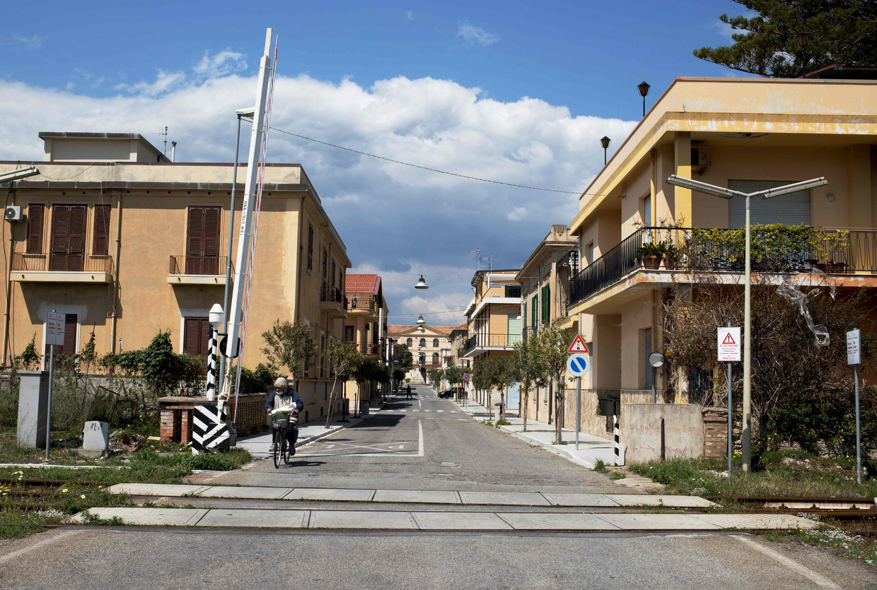 Een vrijwel lege straat in Locri, in de Italiaanse regio Calabrië. Het plaatselijke ziekenhuis kampt met haperende medische apparatuur, een tekort aan artsen en gebrek aan geld, mede door infiltratie van de maffia.
 Beeld AFP