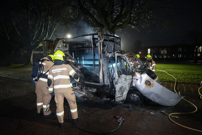 Een auto en een bestelbusje zijn woensdagnacht verwoest door brand in Arnhem. De auto brandde uit aan de Pinksterbloemstraat en het busje aan de Veerpolderstraat.