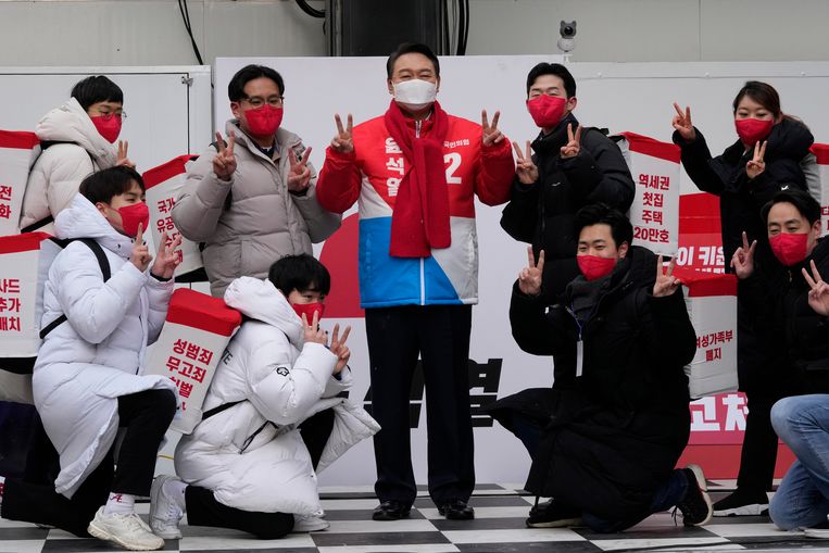 De conservatieve presidentskandidaat Yoon Suk-yeol poseert met aanhangers in Seoel.  Beeld AP