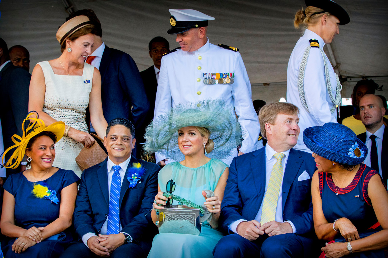 Koning Willem-Alexander en koningin Máxima met minister-president Eugene Rhuggenaath en gouverneur Lucille Andrea George-Wout tijdens een tweedaags bezoek aan Curaçao in 2018.  Beeld Patrick van Katwijk / ANP