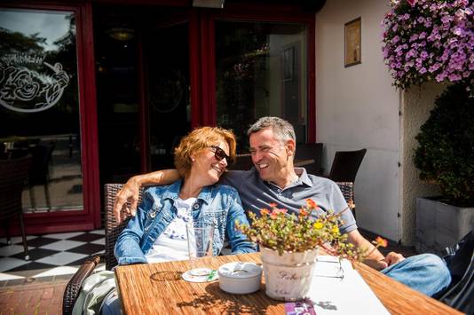Nicole (50) en Bernhard (62) genieten van elkaar en van het terras van De Kleine Jan in Monster, waar je ver onder het landelijke gemiddelde betaalt.