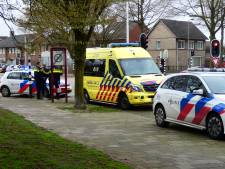 Fietsster raakt gewond bij aanrijding met auto in Oss, politie verleent eerste hulp