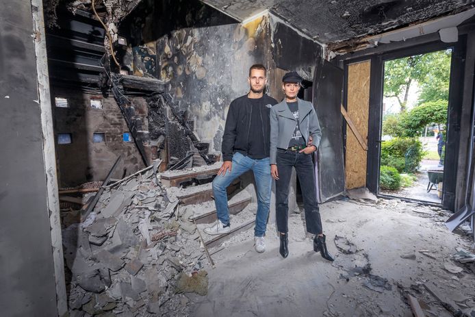 Martijn van Dijk en Céline van Amstel in hun droomwoning in Schiedam die door een brand werd verwoest.