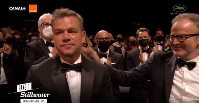 Matt Damon, très ému, consolé d'une petite tape dans le dos par Tom McCarthy, le réalisateur de "Stillwater".