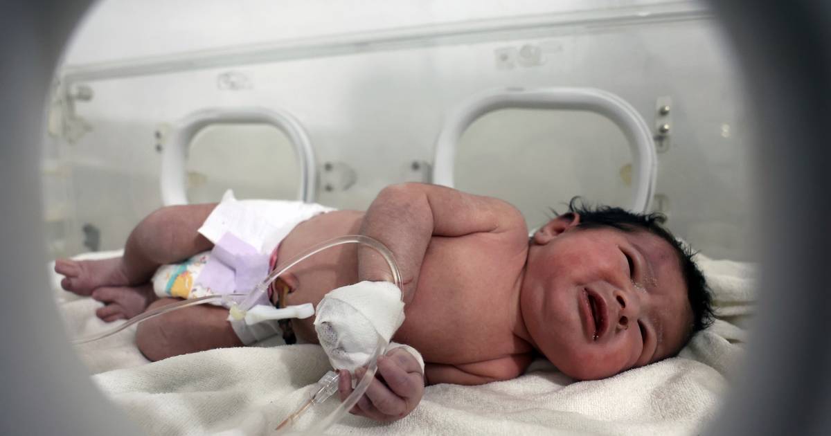 Un bébé miracle : sortie des décombres du séisme quelques heures