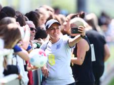 Sarina Wiegman treft ‘haar’ Leeuwinnen met Engeland: ‘Leuk om het team weer te zien’