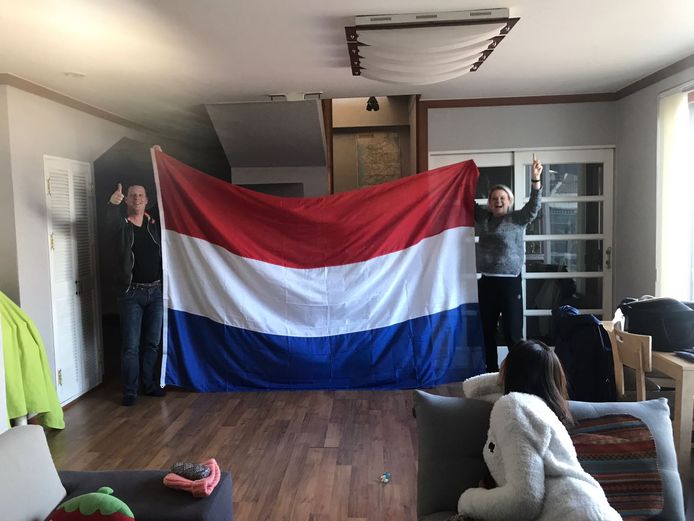Nicolas met zijn zus Eva, voordat ze de vlag beschreven.