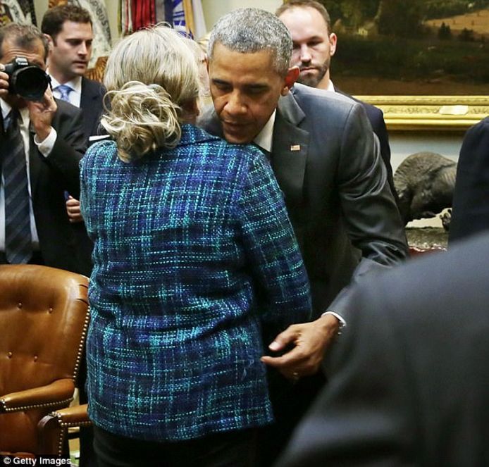 Obama knuffelt de moeder van een overleden soldaat.