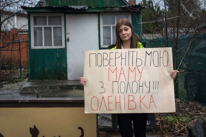 "Breng mijn moeder terug", schreef Alina Kapatsyna uit protest.