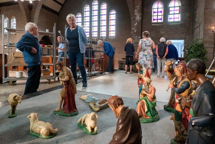 De inboedel van de kerk in Herpt hangt vol prijskaartjes: kandelaars, kerststal en een kruisbeeld, alles is te koop.