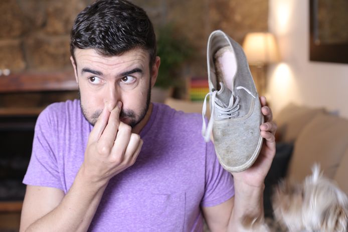 Podoloog Tom Geens bekeek hoe correct de claims zijn van zes populaire producten tegen zweetvoeten: “Een voetenspray werkt instant, maar heeft géén langdurige werking.”