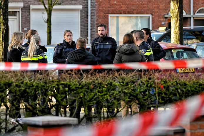 Hoogtedwarsstraat afgesloten in Tilburg na vondst zwaargewonde man in huis.