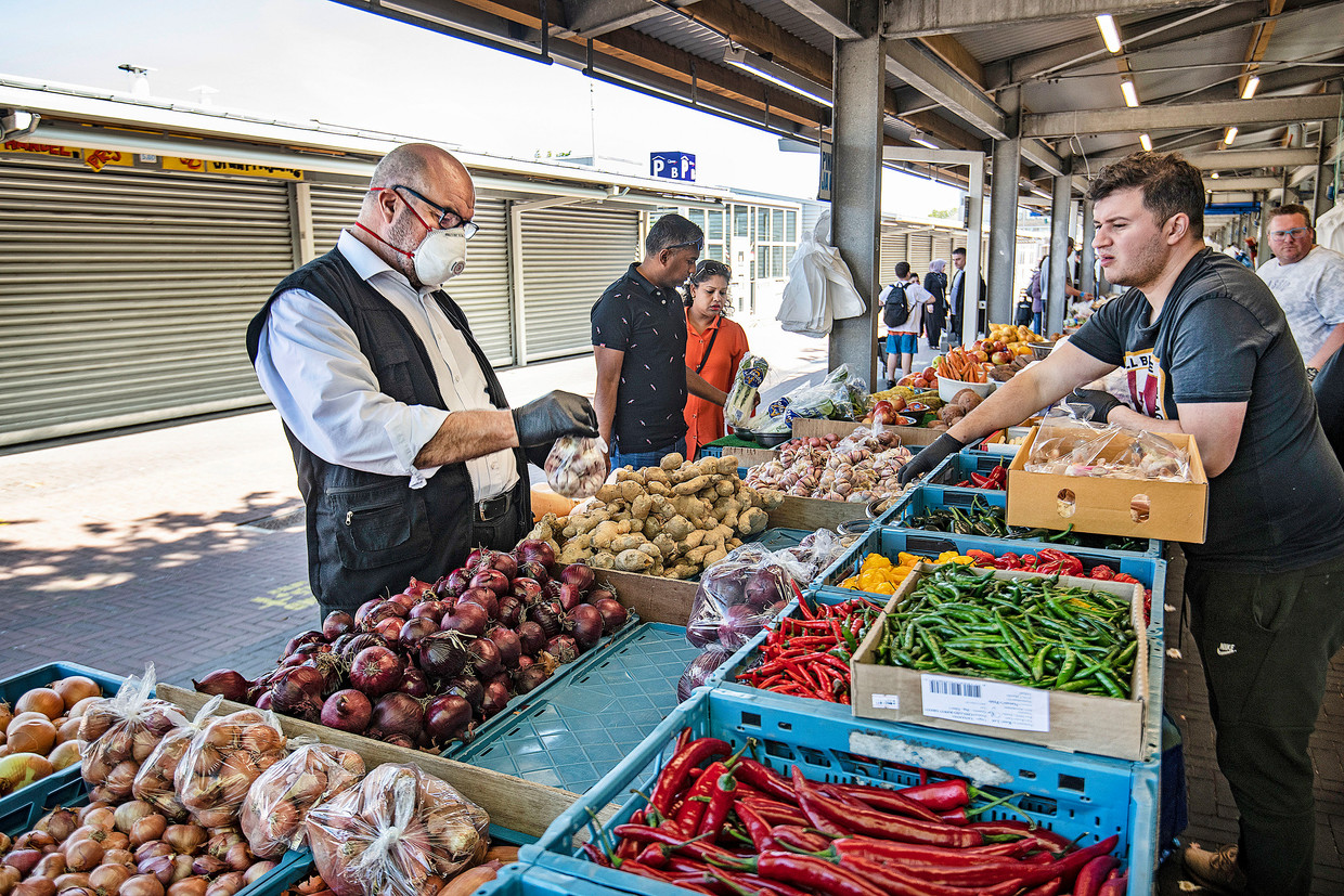 De markt in Den Haag. Beeld Guus Dubbelman / de Volkskrant