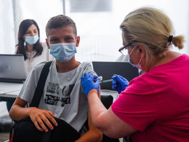 Kunnen 12- tot 15-jarigen binnenkort een coronavaccin krijgen? En is dat wel veilig?
