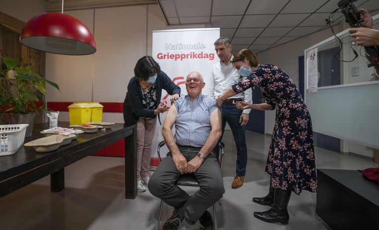 Demissionair staatssecretaris Paul Blokhuis (Volksgezondheid, Welzijn en Sport) woont het nationale griepprikmoment bij.  Beeld ANP