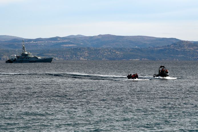 Een vaartuig van Frontex en een vluchtelingenbootje voor de kust van het Griekse eiland Lesbos