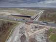 De aanleg van de interne baan naar het Logistiek Park Moerdijk gaat volop door. De bouw van een magazijn voor DSV en daarna voor Lidl ligt voorlopig in de ijskast.