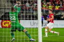 Jasper Cillessen voorkomt een tegendoelpunt voor NEC bij een inzet van AZ-aanvaller Hakon Evjen.
