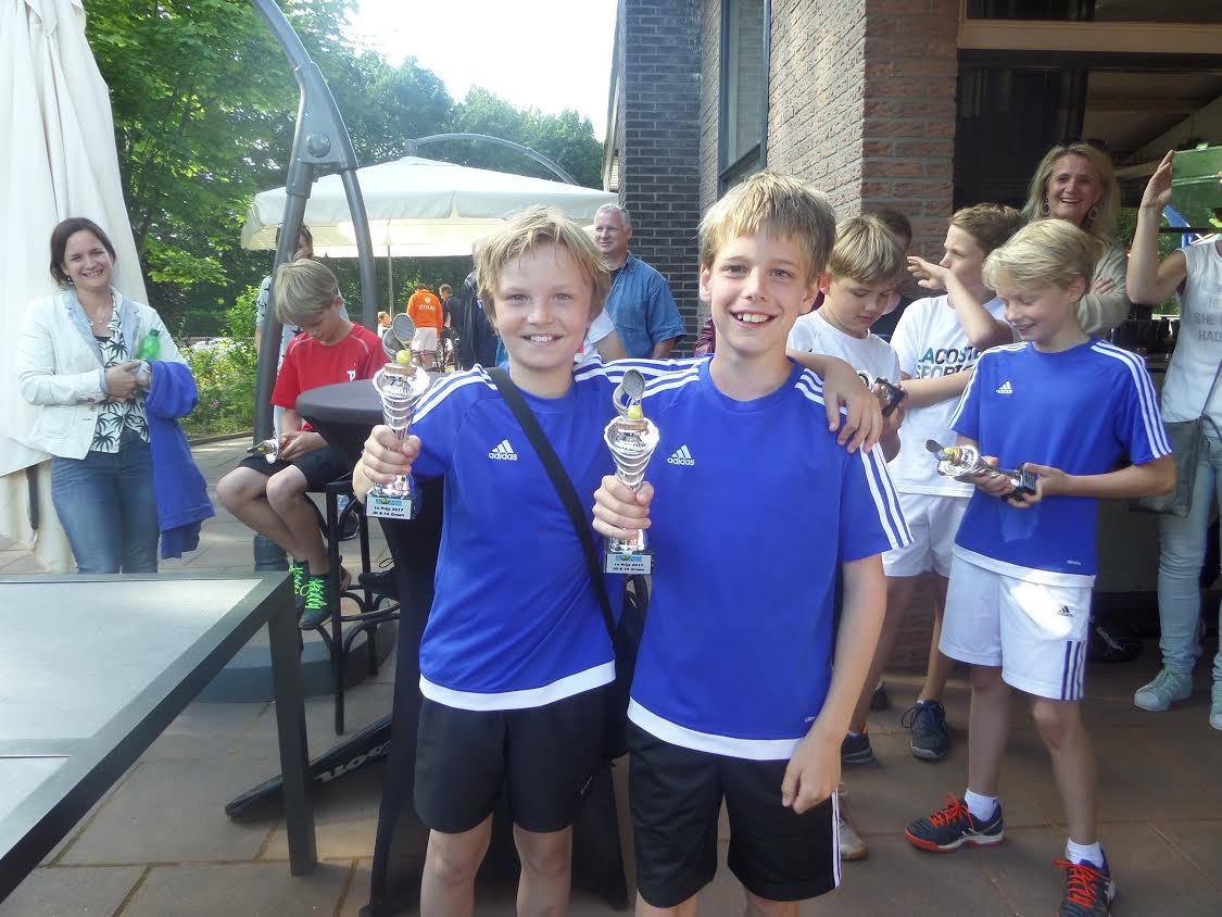 Finn de Boer en Chiel Sanders, allebei lid van het organiserende OLTC Ready, wonnen het dubbelspel in de klasse 8-14 jaar.