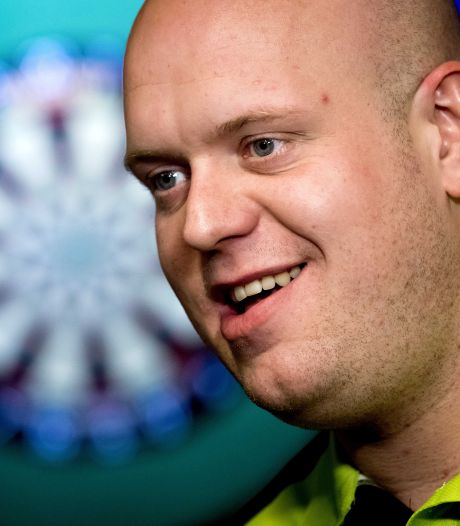 ‘Papa prik’ Michael van Gerwen negen dagen na operatie in Ziggo Dome: ‘Eerste pijlen waren spannend’