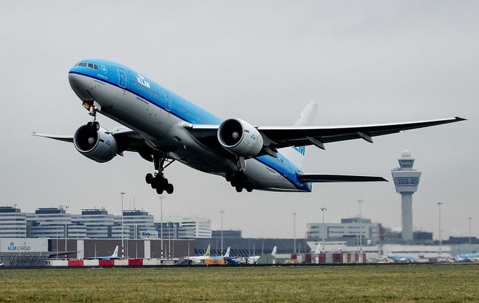 Een vliegtuig van KLM stijgt op van een landingsbaan van Schiphol