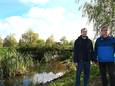 Zoon Joris en vader Toon Ebben, met op de achtergrond de ‘levende’ brug in het grotendeels aangelegde nieuwe inspiratiepark tussen Linden en Cuijk.
