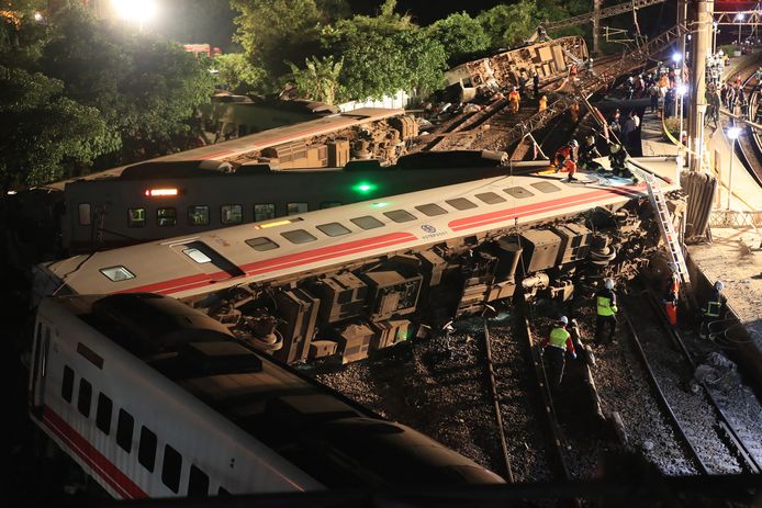 Reddingswerkers zoeken naar slachtoffers van het treinongeval in het Taiwanese Yilan op 21 oktober.