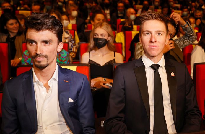 Alaphilippe en Pogacar tijdens de voorstelling van de Tour 2022.