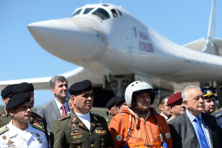 Rusland stuurde in december zijn belangrijkste langeafstandsbommenwerper, de Tu-160, naar Venezuela. De aankomst van de twee toestellen werd gezien als een signaal van president Poetin aan de VS dat hij het Maduro-regime niet in de steek zal laten.   Beeld AFP