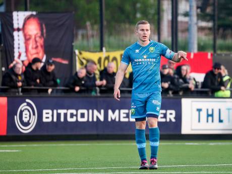 ADO-spelers, Dick Advocaat en staf nemen afscheid van rampseizoen én elkaar: ‘Ik blijf je volgen, jongen’