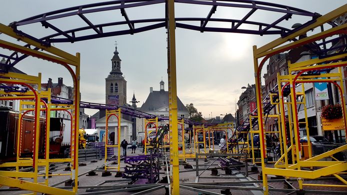 Opbouw kermis in volle gang in centrum Roosendaal