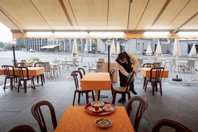 Een ober aan het werk op een terras in Locarno.