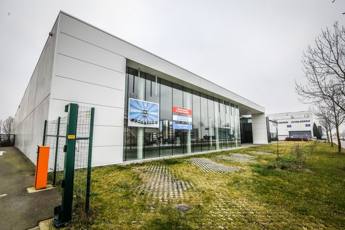 Er komt een Tesla-garage in de vroegere Citroëngarage langs de Pathoekeweg in Brugge.