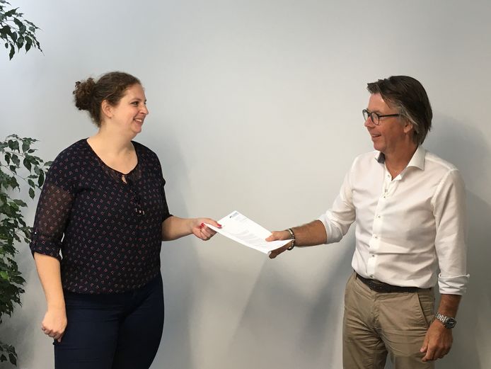 Irene Augusteijn, voorzitter van Stichting Dierenopvangtehuis Bommelerwaard, en architect Paul Sloven hebben hun handtekening gezet onder de overeenkomst voor het nieuwe dierenasiel in Bruchem.