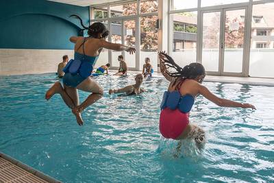One Big Smile helpt vluchtelingenkinderen met zwemlessen