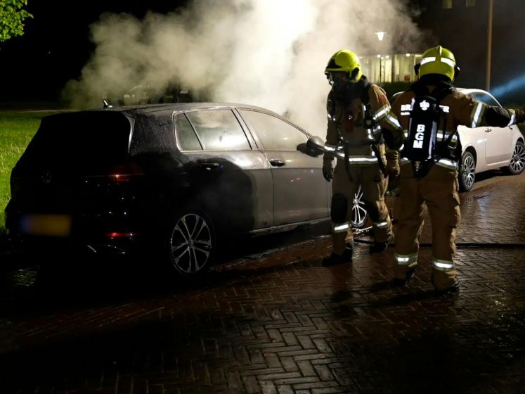 Weer raak in Arnhemse wijk: voertuig gaat in vlammen op