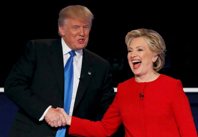 Le candidat républicain à l'élection présidentielle américaine Donald Trump serre la main de la candidate démocrate Hillary Clinton à l'issue de leur premier débat présidentiel à l'Université Hofstra à Hempstead, New York, États-Unis, le 26 septembre 2016.
