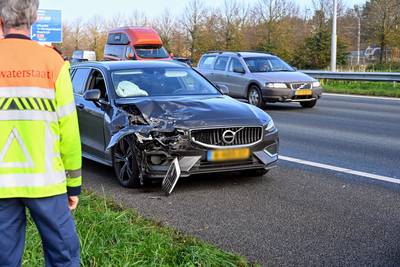 Ongeval tussen vrachtwagen en auto op de A16 bij Prinsenbeek, weg tijdelijk afgesloten