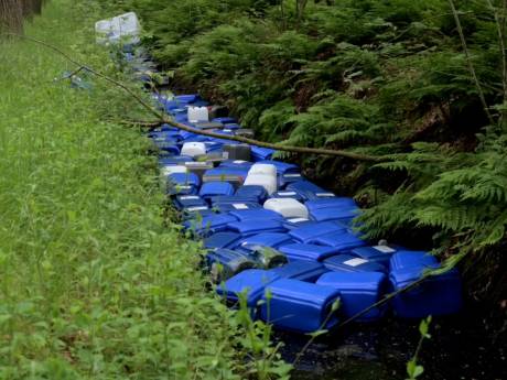 
Explosieve toename dumpingen chemisch afval in West-Brabant, zorgen over waterverontreiniging: ‘Drugsproductie draait weer op volle toeren’ 