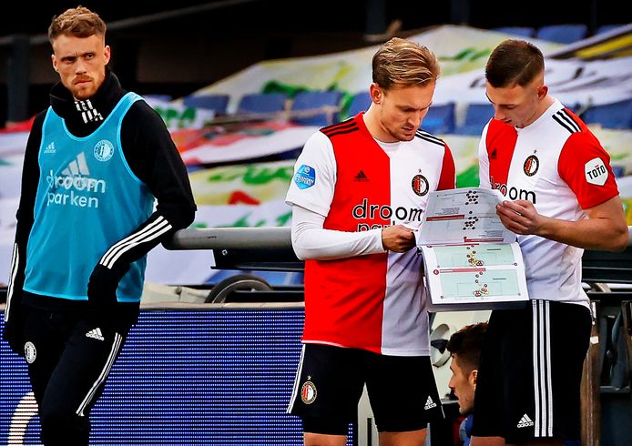 De jaloerse blik van Jørgensen op de multomap, de laatste drempel richting het veld | Nederlands voetbal ed.nl