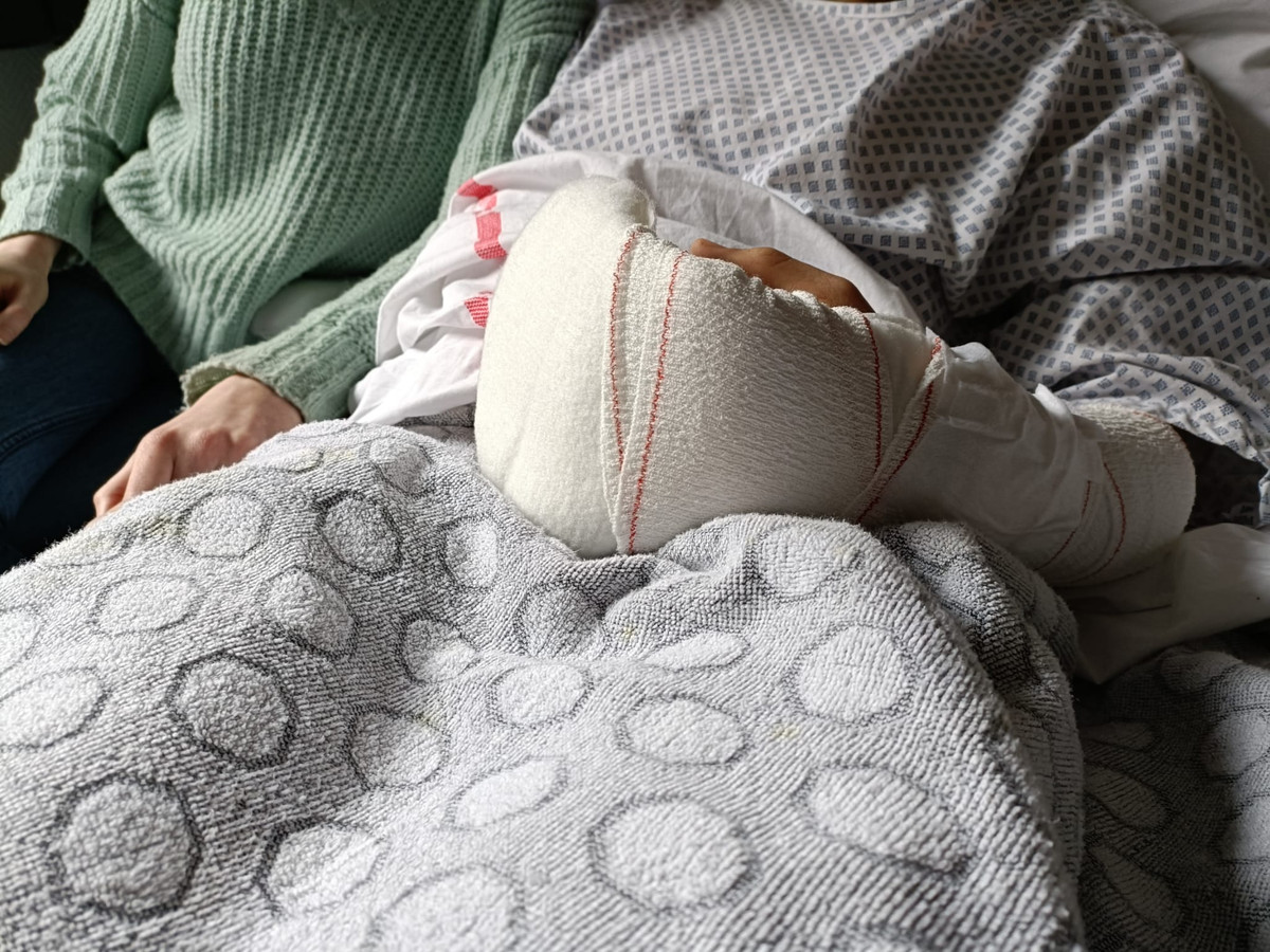 EXCLUSIEF. Zwaargewond slachtoffer (25) mesaanval metro getuigt vanuit ziekenhuis “Ik ben nog