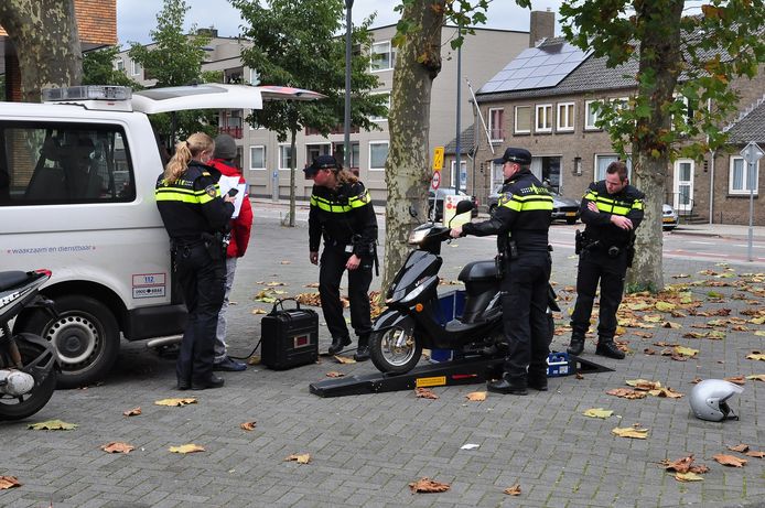 opschorten naakt Fonkeling Scootercontrole door politie in centrum Waalwijk | Waalwijk | bd.nl