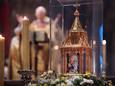 De schrijn met daarin een stuk van het gebeente, een reliek, van de heilige Bernadette Soubirous uit Lourdes.