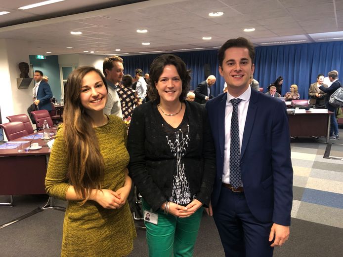 Links Eva de Bruijn (GroenLinks),  politiek talent van het jaar in Eindhoven. Rechts Remco van Dooren (CDA), die de publieksprijs kreeg.  In het midden D66-raadslid Jorien Migchielsen (D66).