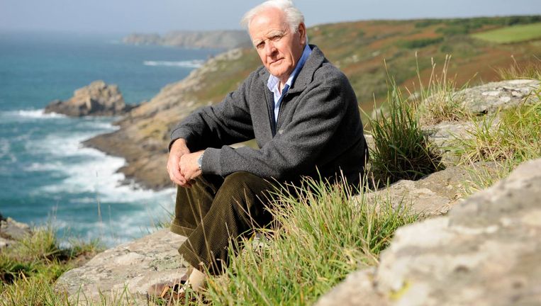 David John Moore Cornwell (85), alias John le Carré, in de buurt van zijn huis in Penzance, Cornwall. Beeld Hollandse Hoogte