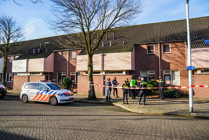 De politie heeft woensdagochtend aan de Bisschopsmolen in Eindhoven een inbreker neergeschoten.