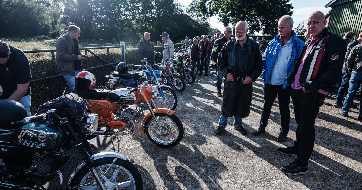 In de rij voor Zündapp en Kreidler; deelnemers en bezoekers genieten van Brommers Kieken